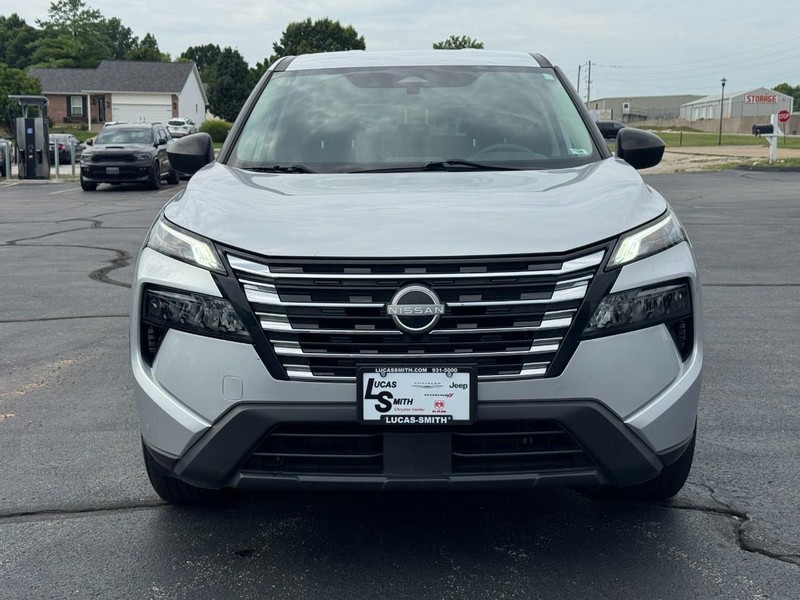 Nissan Rogue Vehicle Full-screen Gallery Image 9