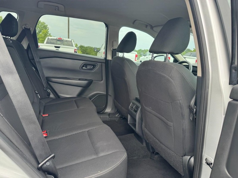 Nissan Rogue Vehicle Full-screen Gallery Image 10