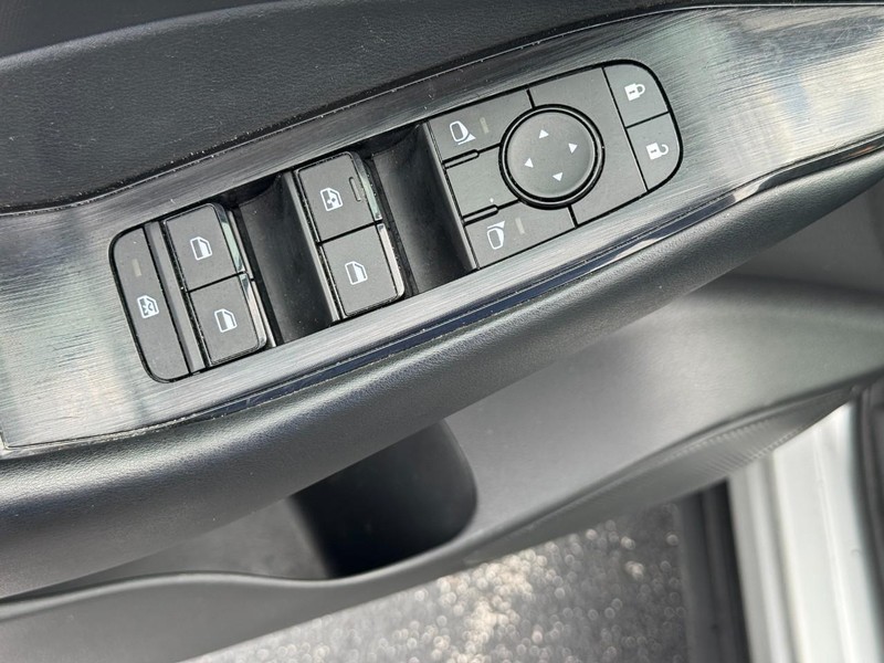 Nissan Rogue Vehicle Full-screen Gallery Image 15