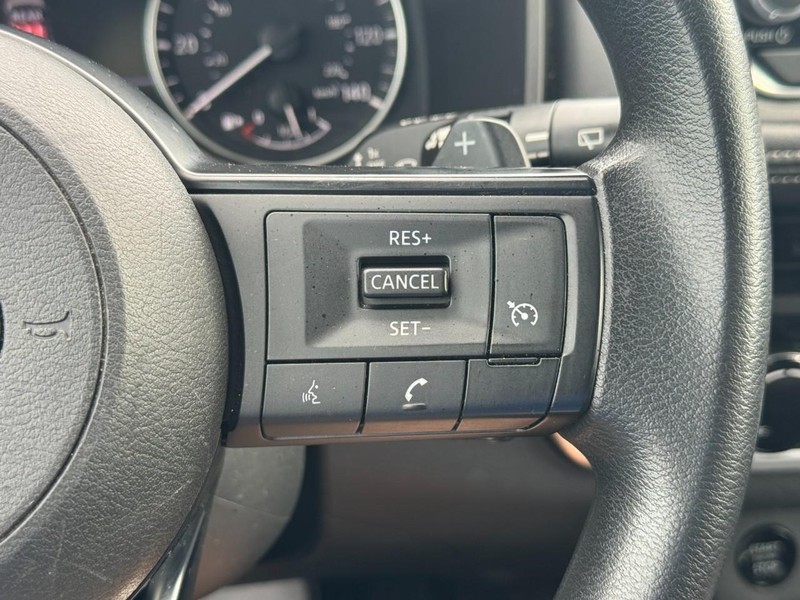Nissan Rogue Vehicle Full-screen Gallery Image 19