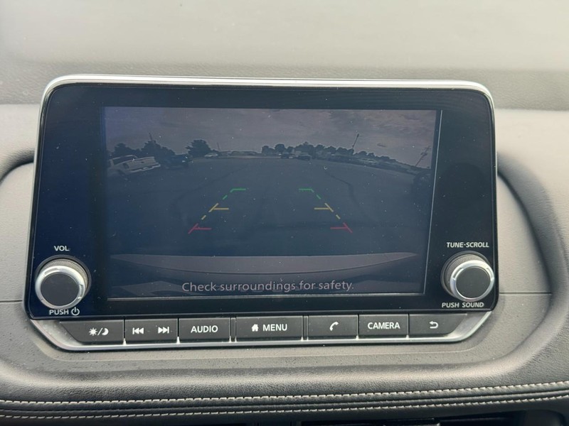 Nissan Rogue Vehicle Full-screen Gallery Image 22