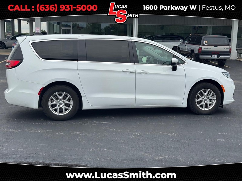 Chrysler Pacifica Vehicle Full-screen Gallery Image 01