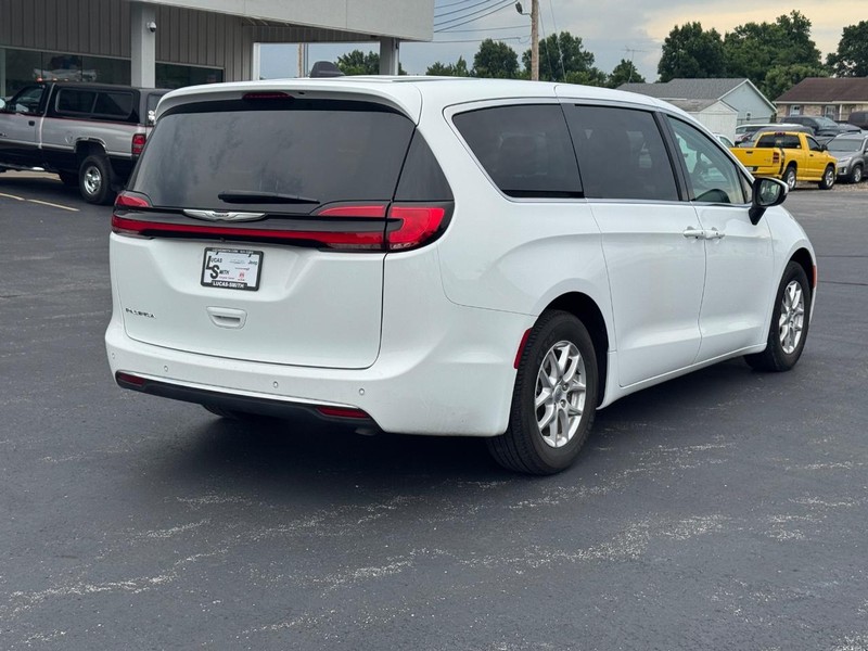 Chrysler Pacifica Vehicle Full-screen Gallery Image 03