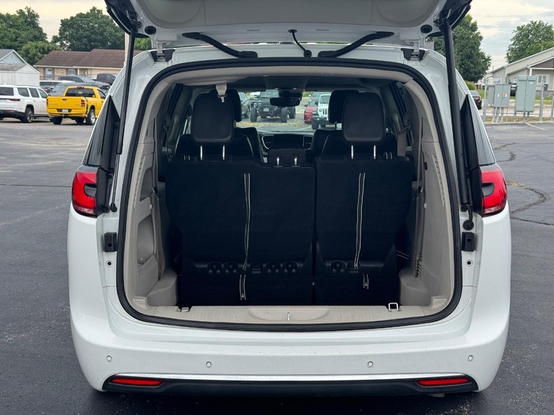 Chrysler Pacifica Vehicle Full-screen Gallery Image 04