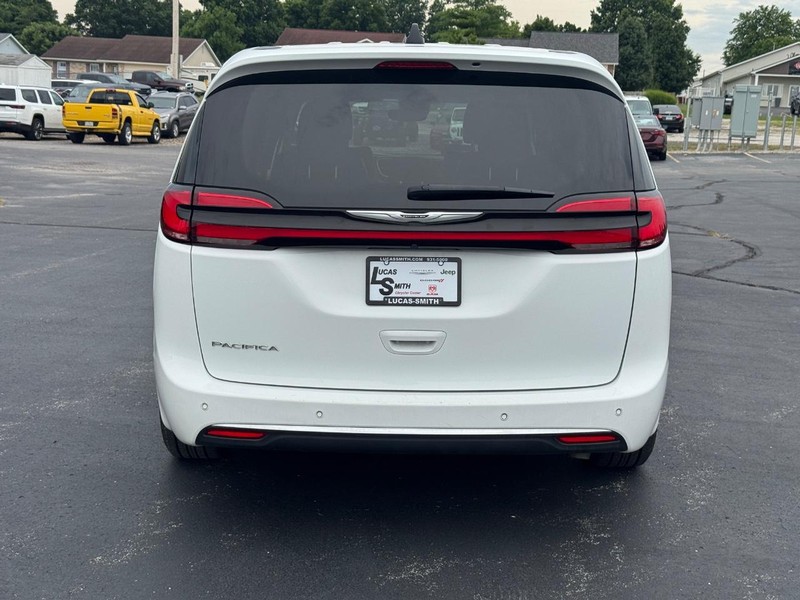 Chrysler Pacifica Vehicle Full-screen Gallery Image 05