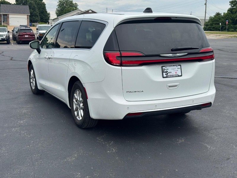 Chrysler Pacifica Vehicle Full-screen Gallery Image 06