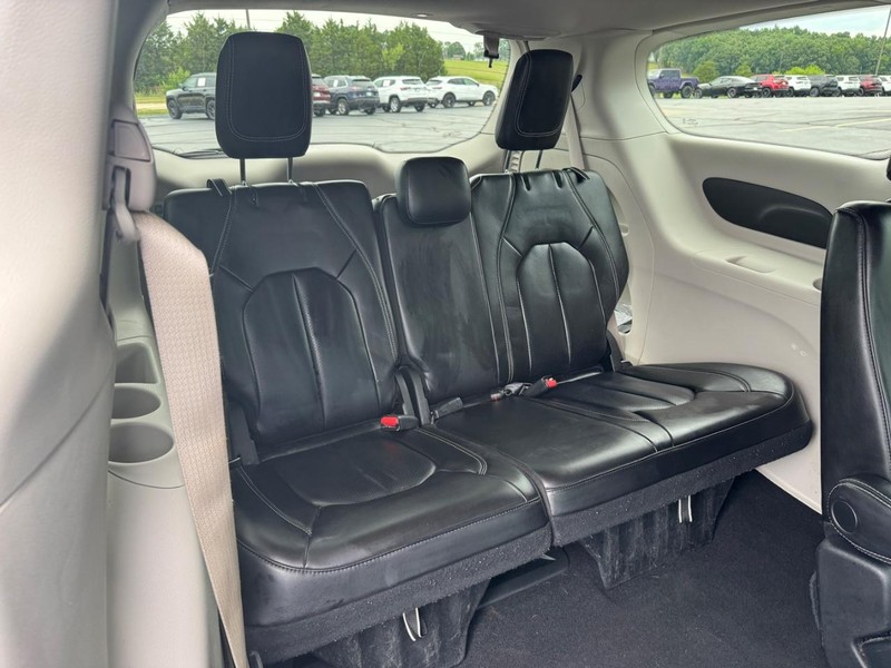 Chrysler Pacifica Vehicle Full-screen Gallery Image 10