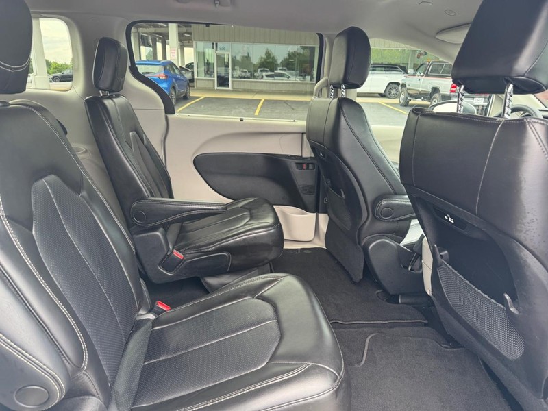 Chrysler Pacifica Vehicle Full-screen Gallery Image 11