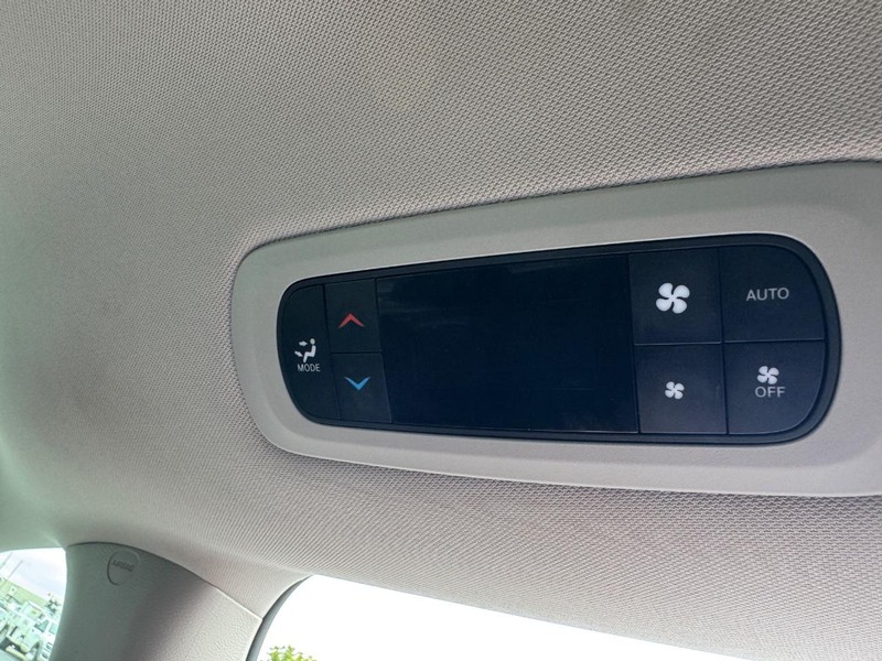 Chrysler Pacifica Vehicle Full-screen Gallery Image 12