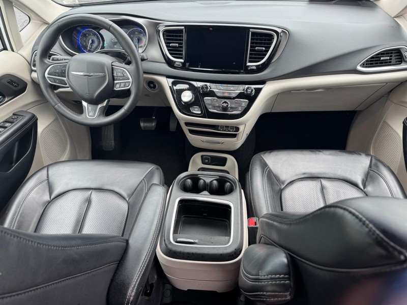 Chrysler Pacifica Vehicle Full-screen Gallery Image 13