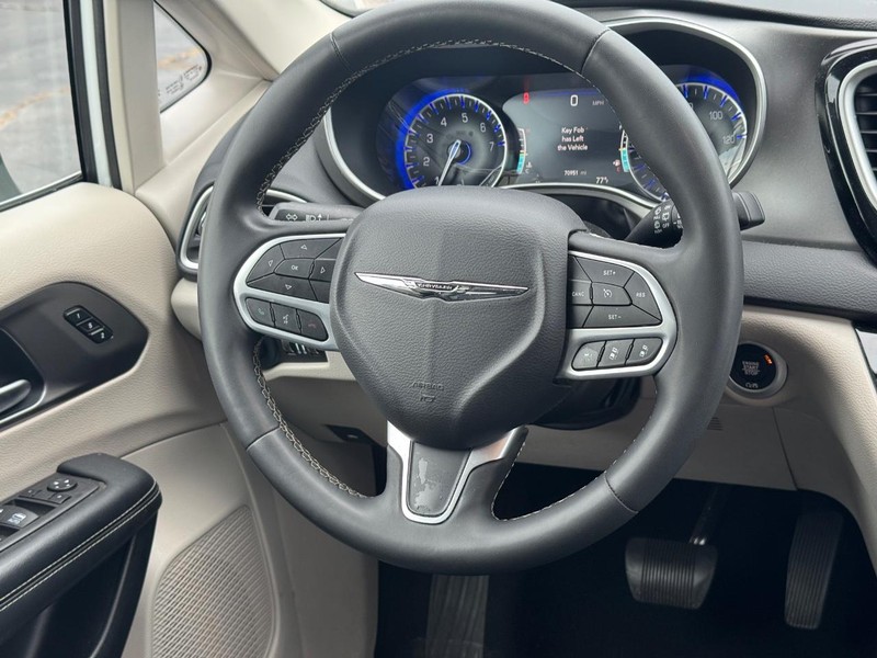 Chrysler Pacifica Vehicle Full-screen Gallery Image 14