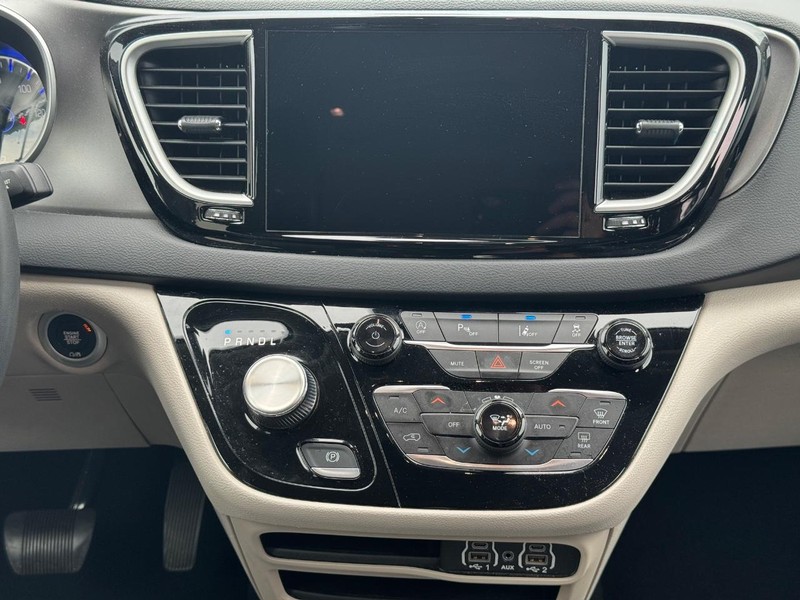 Chrysler Pacifica Vehicle Full-screen Gallery Image 15