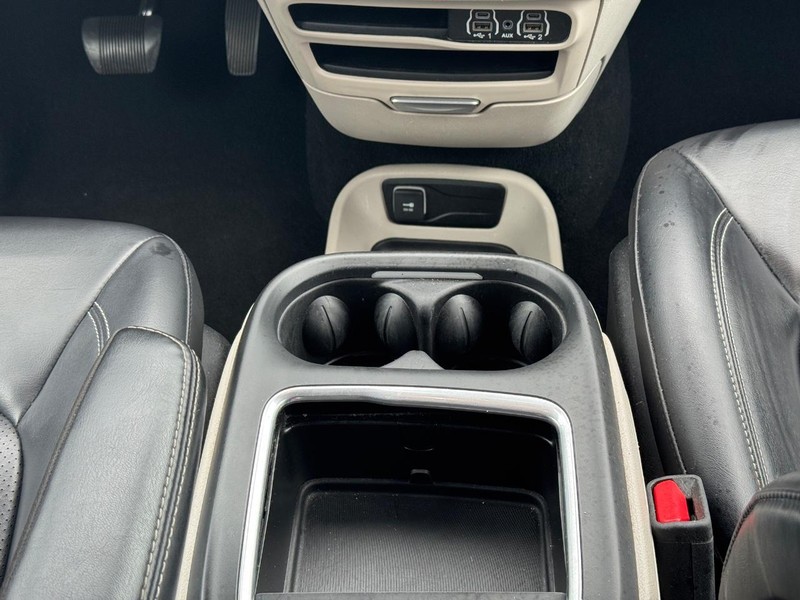 Chrysler Pacifica Vehicle Full-screen Gallery Image 16
