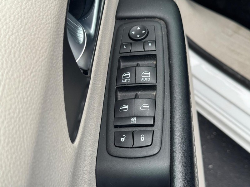 Chrysler Pacifica Vehicle Full-screen Gallery Image 17