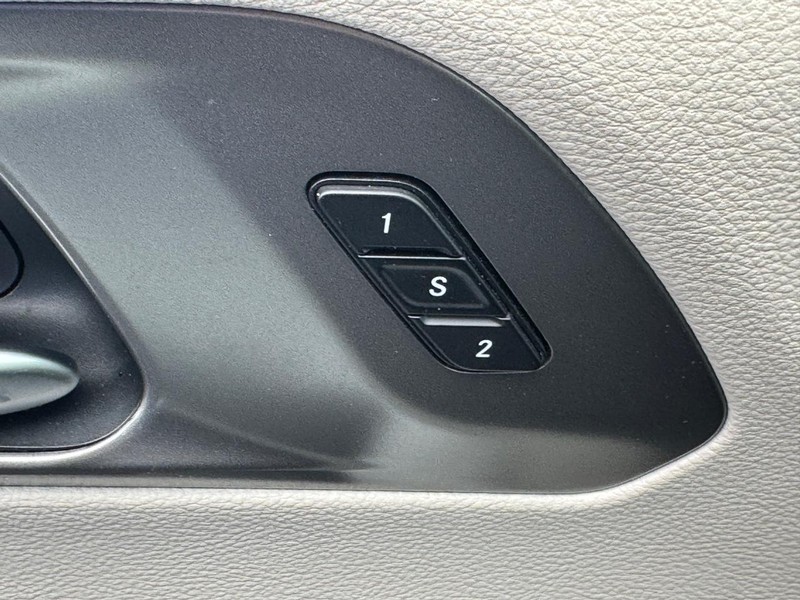 Chrysler Pacifica Vehicle Full-screen Gallery Image 18