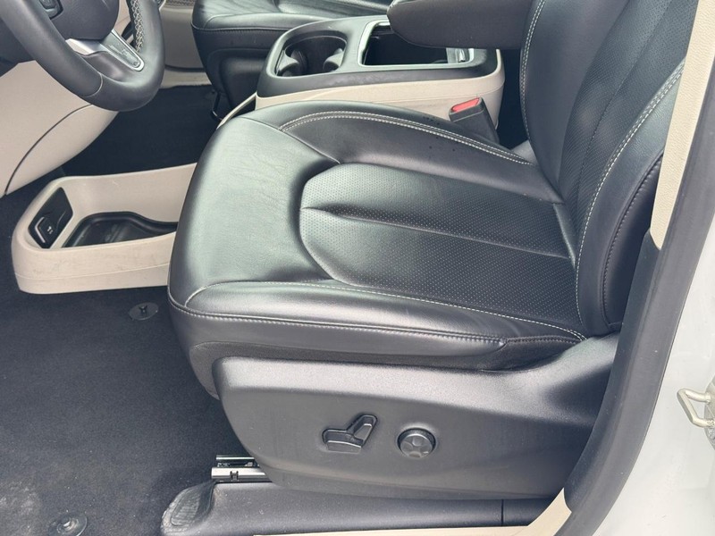 Chrysler Pacifica Vehicle Full-screen Gallery Image 19