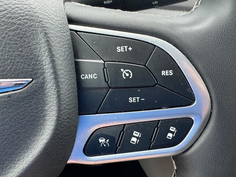 Chrysler Pacifica Vehicle Full-screen Gallery Image 21