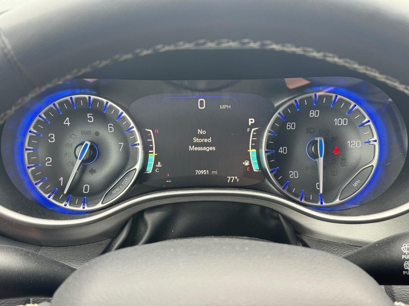 Chrysler Pacifica Vehicle Full-screen Gallery Image 22