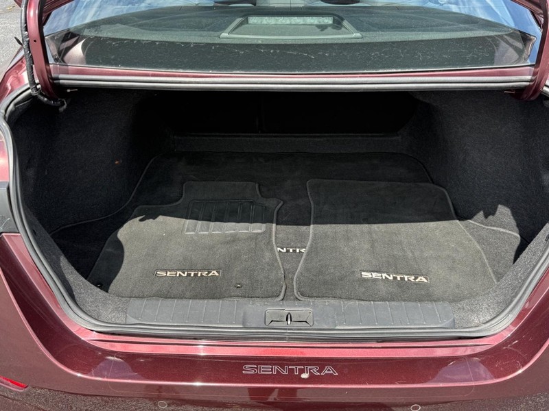 Nissan Sentra Vehicle Full-screen Gallery Image 04