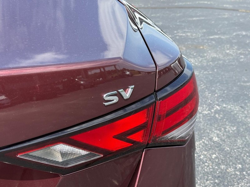 Nissan Sentra Vehicle Full-screen Gallery Image 06