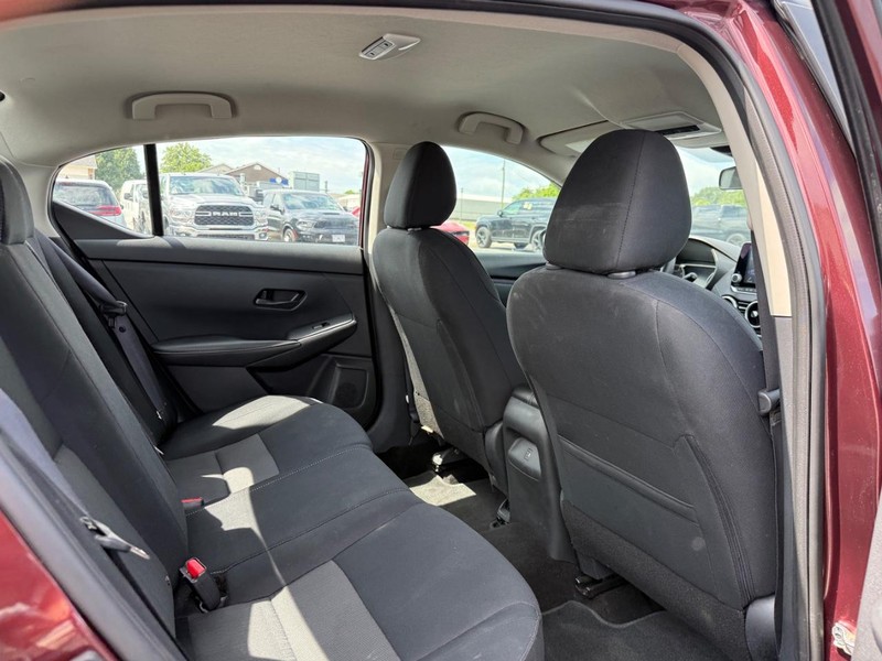 Nissan Sentra Vehicle Full-screen Gallery Image 11