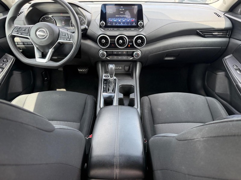 Nissan Sentra Vehicle Full-screen Gallery Image 13