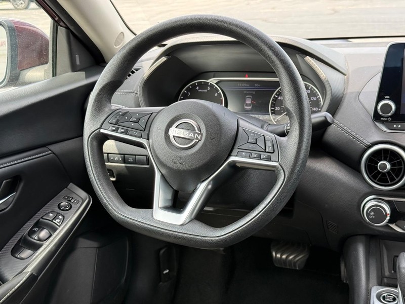 Nissan Sentra Vehicle Full-screen Gallery Image 14