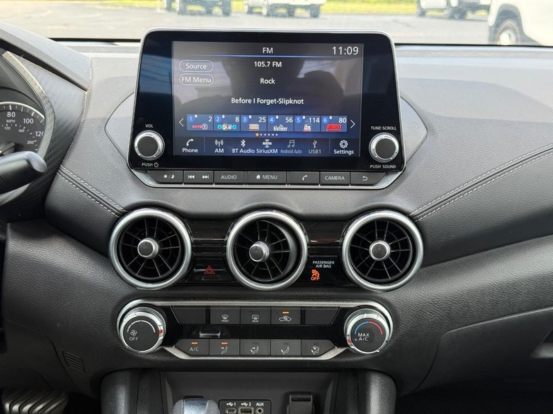 Nissan Sentra Vehicle Full-screen Gallery Image 15