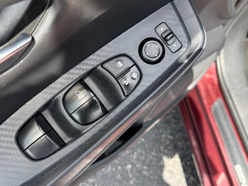 Nissan Sentra Vehicle Full-screen Gallery Image 17