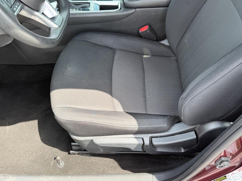 Nissan Sentra Vehicle Full-screen Gallery Image 18
