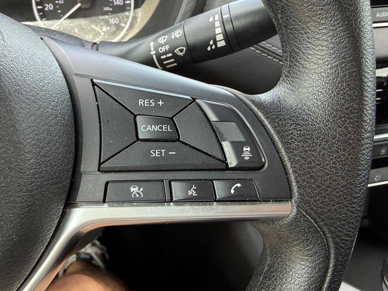 Nissan Sentra Vehicle Full-screen Gallery Image 20