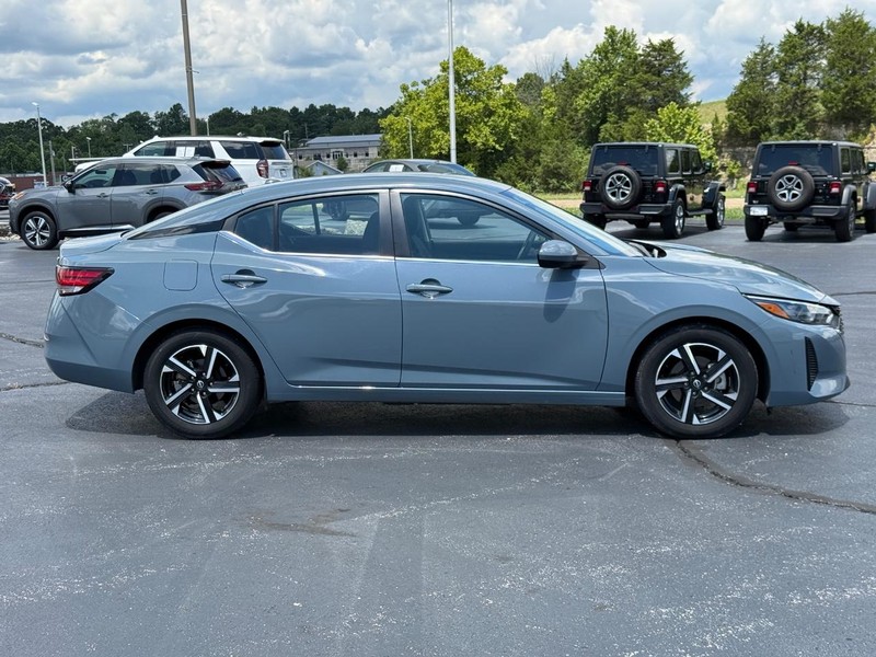 Nissan Sentra Vehicle Full-screen Gallery Image 02
