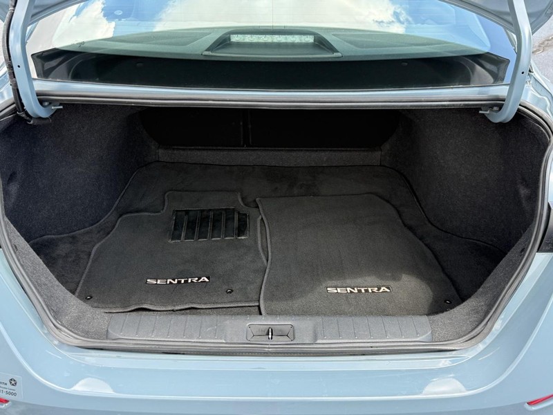 Nissan Sentra Vehicle Full-screen Gallery Image 04