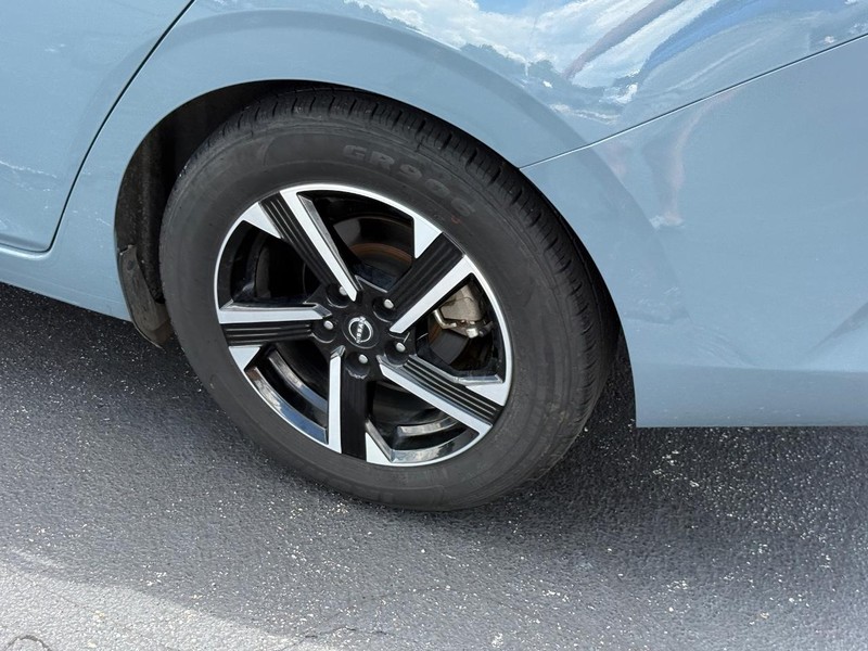Nissan Sentra Vehicle Full-screen Gallery Image 07
