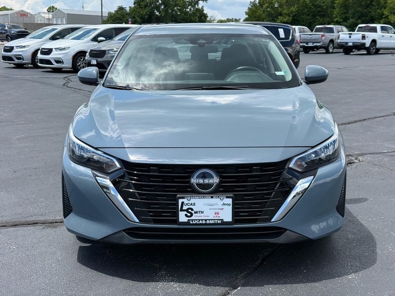Nissan Sentra Vehicle Full-screen Gallery Image 09