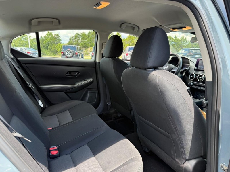 Nissan Sentra Vehicle Full-screen Gallery Image 10