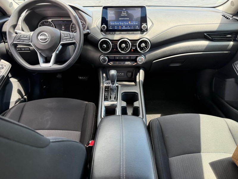 Nissan Sentra Vehicle Full-screen Gallery Image 11