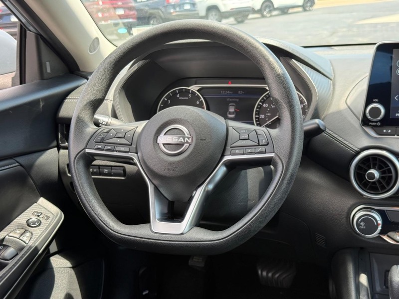 Nissan Sentra Vehicle Full-screen Gallery Image 12