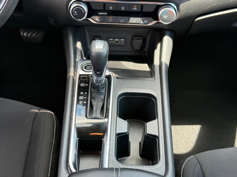 Nissan Sentra Vehicle Full-screen Gallery Image 14