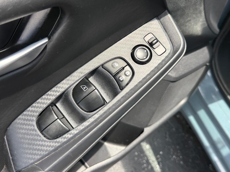 Nissan Sentra Vehicle Full-screen Gallery Image 15