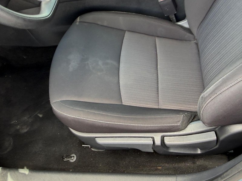 Nissan Sentra Vehicle Full-screen Gallery Image 16
