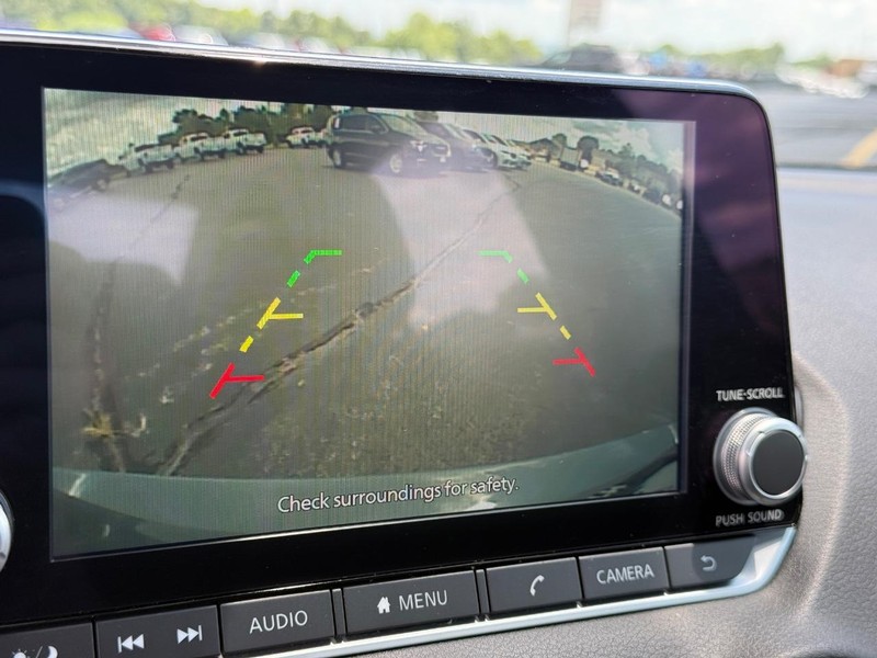 Nissan Sentra Vehicle Full-screen Gallery Image 21