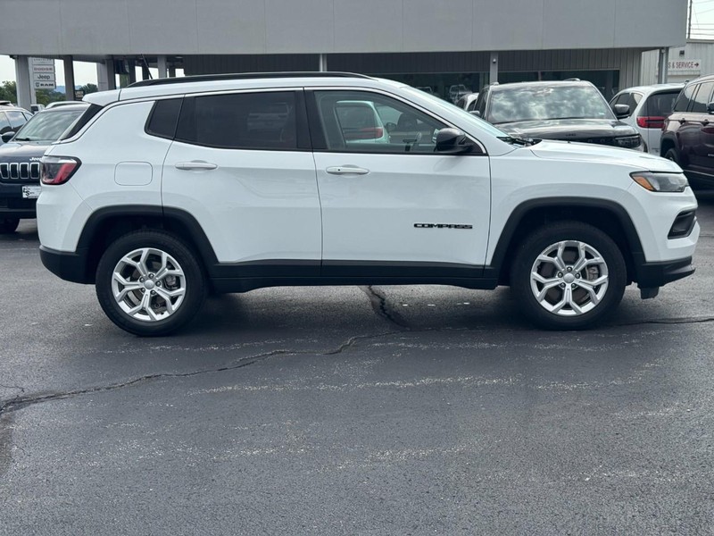 Jeep Compass Vehicle Full-screen Gallery Image 2