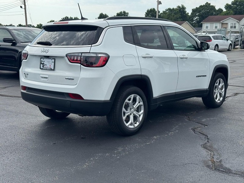 Jeep Compass Vehicle Full-screen Gallery Image 3