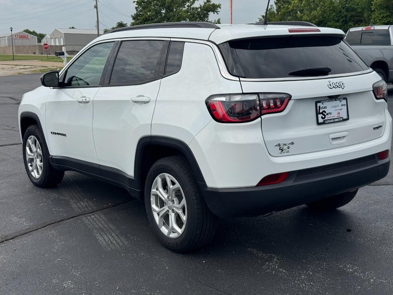 Jeep Compass Vehicle Full-screen Gallery Image 7