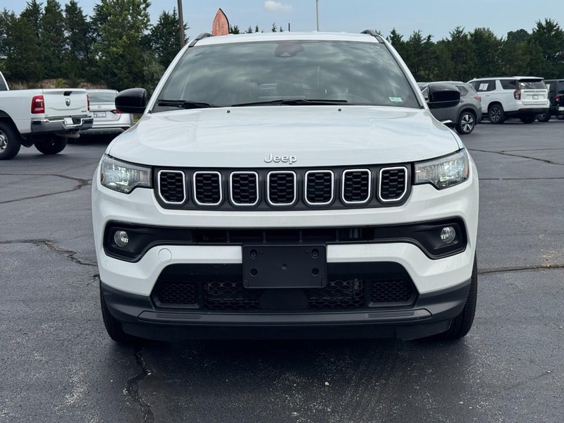Jeep Compass Vehicle Full-screen Gallery Image 10