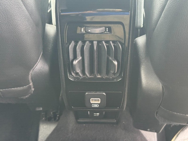 Jeep Compass Vehicle Full-screen Gallery Image 12