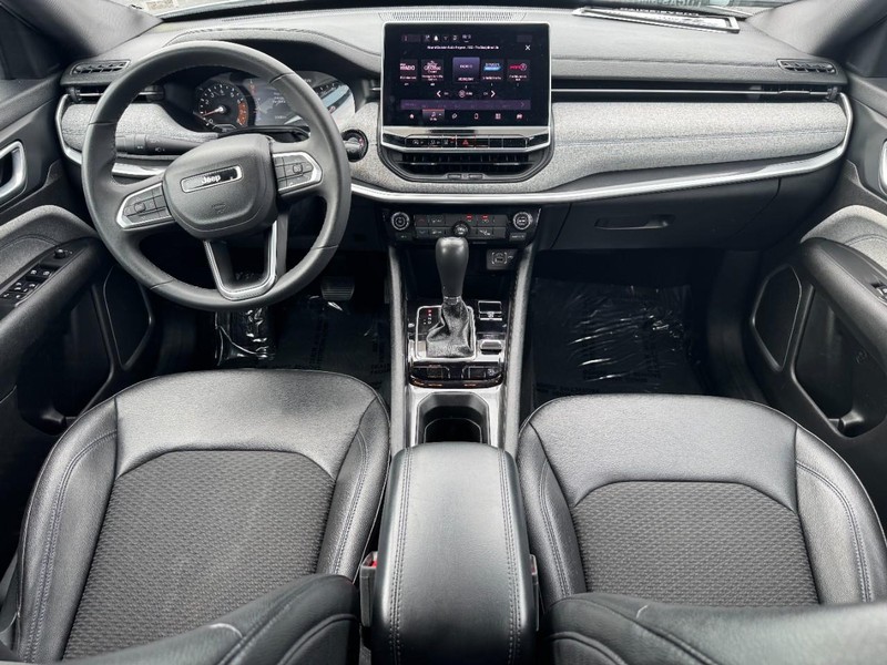 Jeep Compass Vehicle Full-screen Gallery Image 13