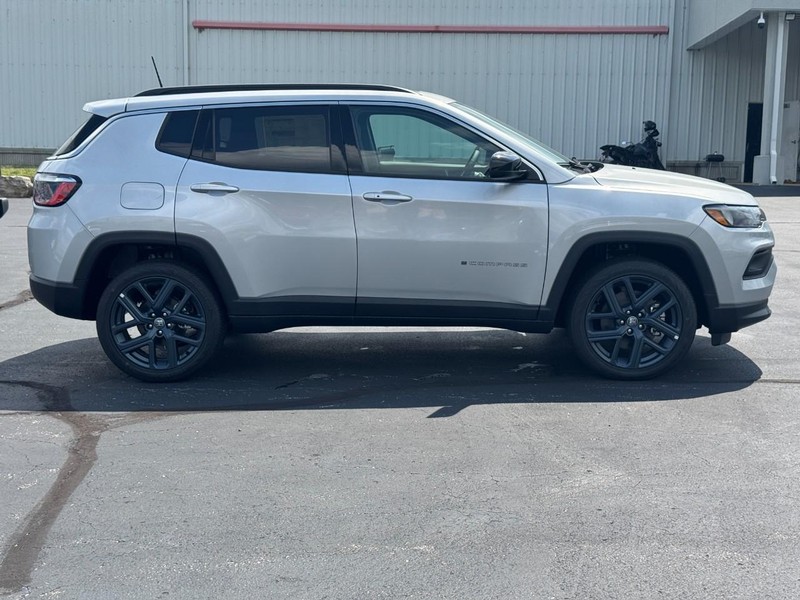 Jeep Compass Vehicle Full-screen Gallery Image 2