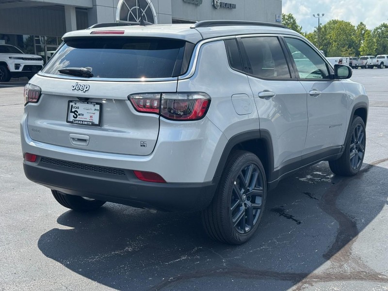 Jeep Compass Vehicle Full-screen Gallery Image 3